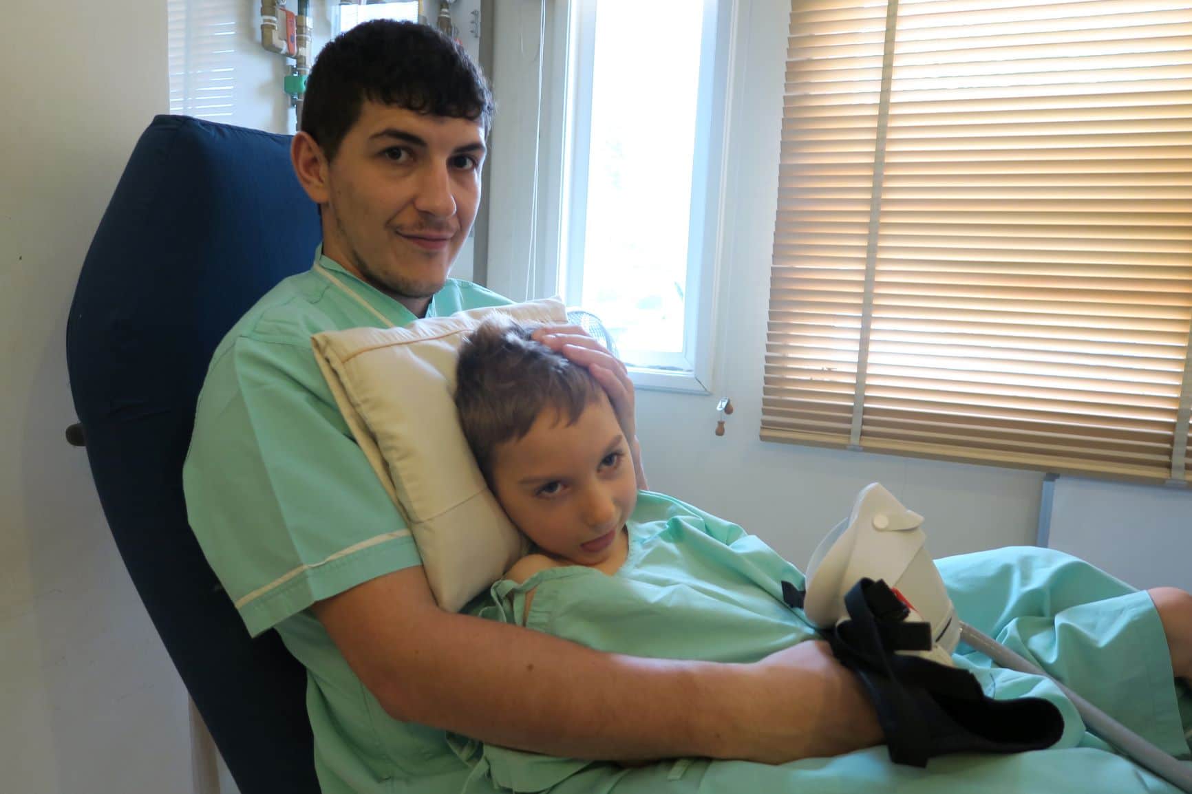 Enzo Thompson and his father before entering the oxygen chamber therapy